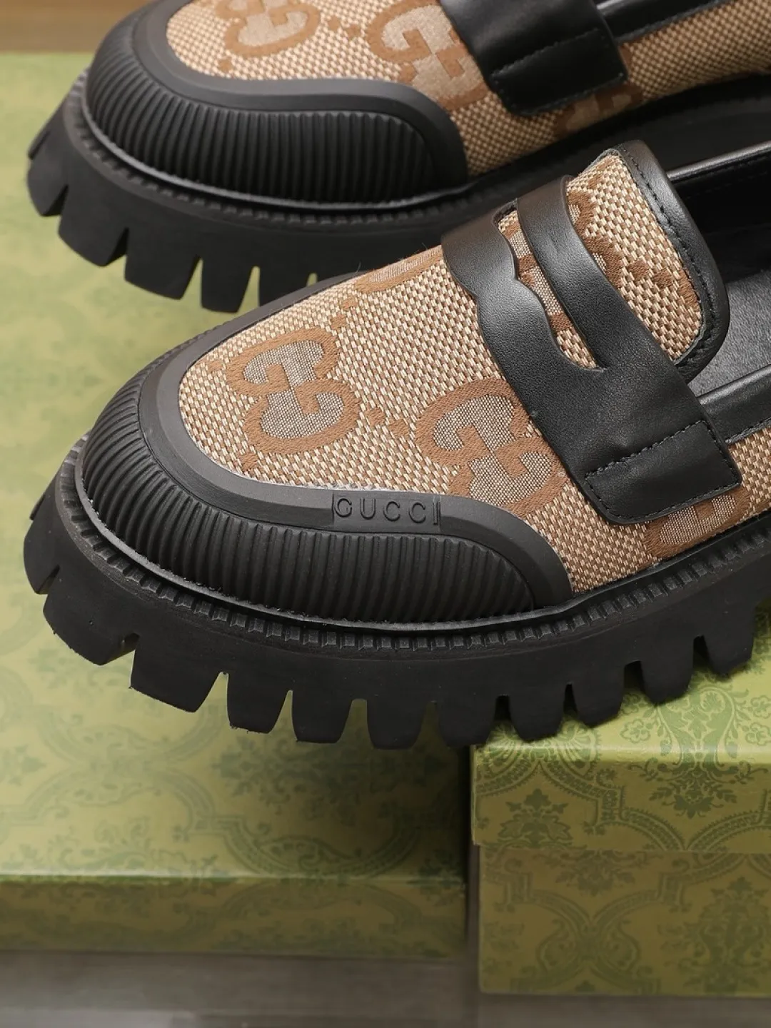 Factory P520💰[GUCCI] 🆕Men's classic loafers, integrating classic shoe styles with retro California style. Slipper style design, easy to put on and take off. The upper is carefully made of original fabric and decorated with a rubber concave sole and the logo on the upper. Wear it with casual clothing or a suit. Size: 38-44 (45.46 customized)